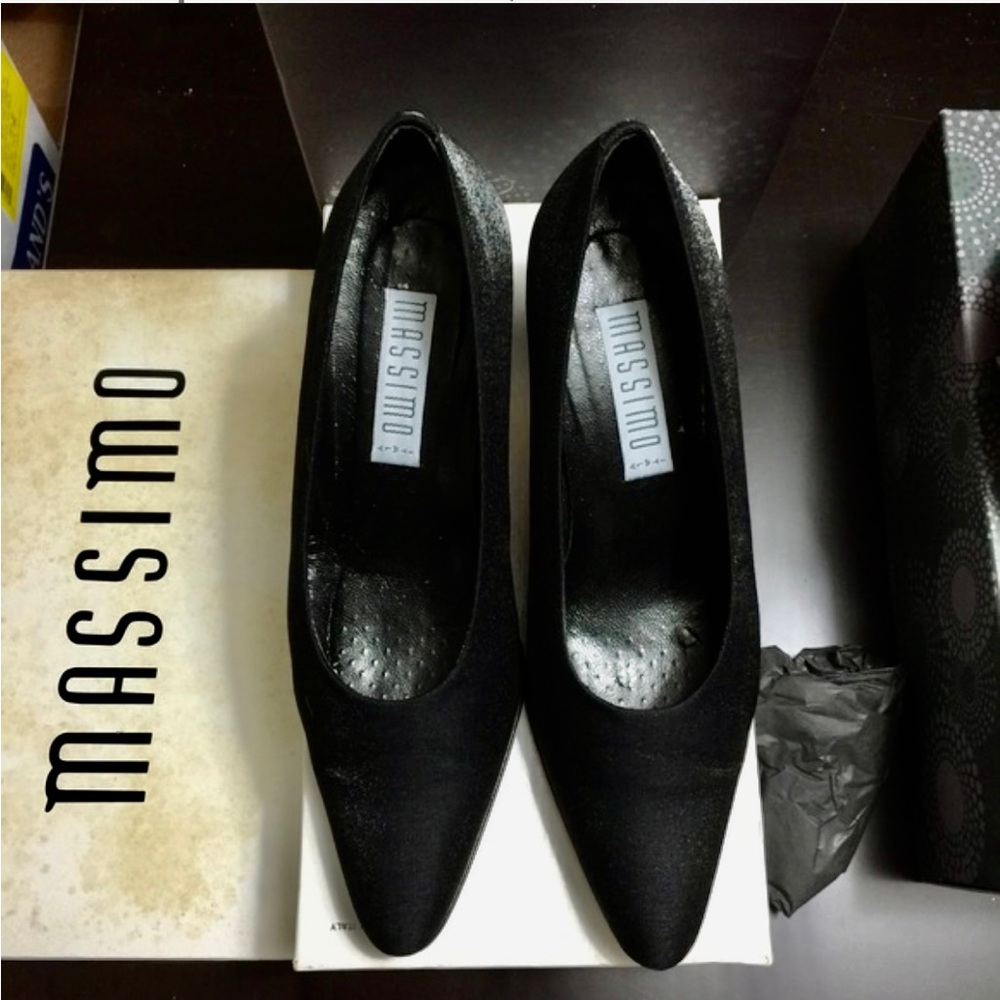 Gentle worn 🎶 shimmery 💎black pumps, 2" heels🍷